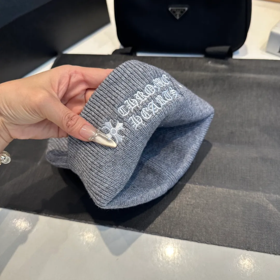 P46 Crow Heart Autumn and Winter Wool Knitted Beanie This must be a favorite of minimalism. It is clean, neat, fashionable and versatile, and will definitely not be picky about your face shape! A fashionable classic that lasts forever! Fashionable black and white can be purchased together!